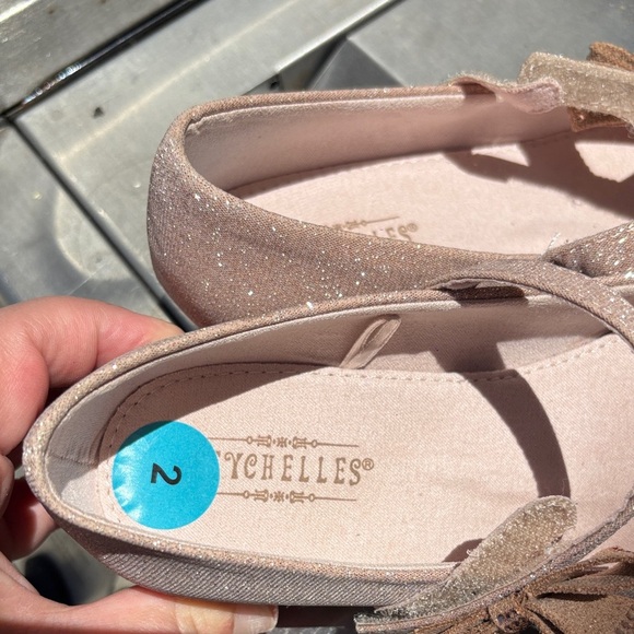 Seychelles Sparkly Tan Kids Dress Shoes Size 2 - Picture 2 of 5